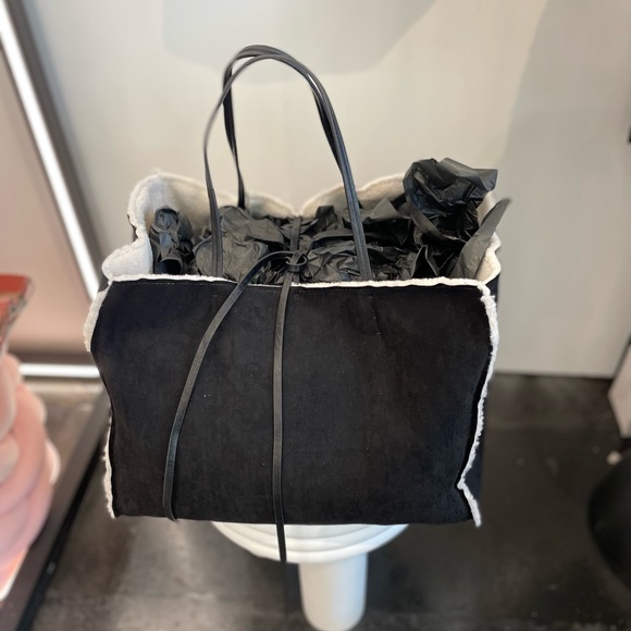 Sienna Reversible Vegan Suede/Sherpa Tote - Picture 3 of 4